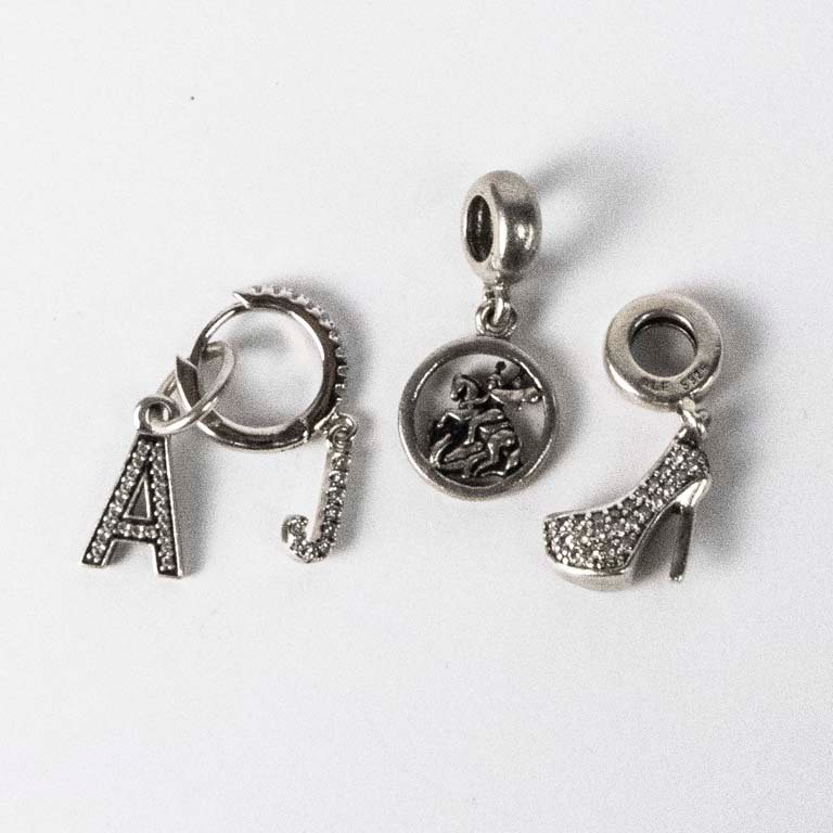 Tres Dijes de Plata con Circones: Letra A, Caballo y Zapato Tacón