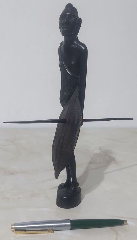 Lote siguiente: Figura de Guerrero Africano, tallado en Madera. Fabulosa.