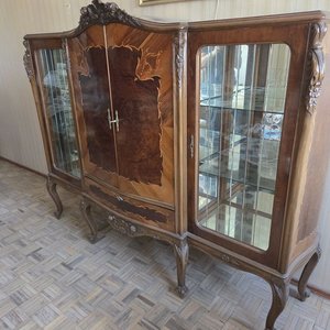 Cristalero Francés Luis XV con Marquetería y Detalles Tallados - imagen 6