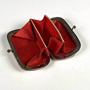 Monedero Antiguo de Nácar y Metal con Interior Rojo - imagen 3