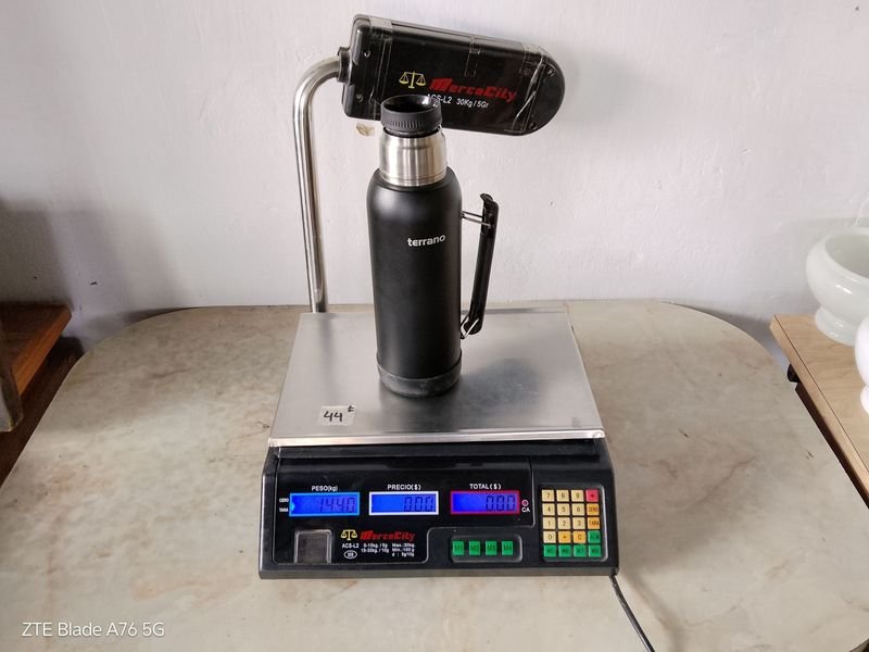 Balanza Digital Funcionando - Equipo de Medición Preciso