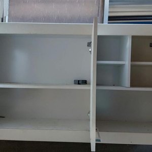 Mueble Aéreo Blanco con Puertas y Estantes - imagen 3