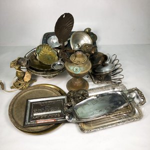 Lote siguiente: Lote Variado de Metal: Lámpara a Kerosene, Coladores, Bandejas y Adornos