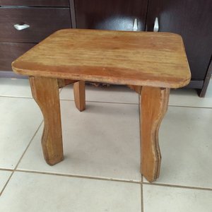 Lote siguiente: Mesa Auxiliar Chica De Madera Rústica