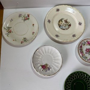 Lote de Platos de Cerámica con Diseños Florales y Escenas - imagen 2
