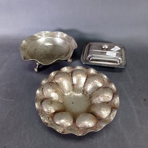 Tres piezas de platería: dulcera y dos pequeños centros de mesa - imagen 2