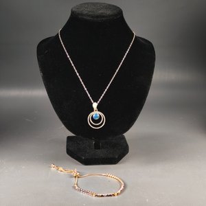 Cadena con Dije Artesanal en Plata y Pulsera Dorada con Piedras Sintéticas - imagen 10
