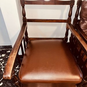 Juego de Living: Sofá de 2 Cuerpos y 2 Butacas de 1 Cuerpo en Cuerina y Madera - imagen 5