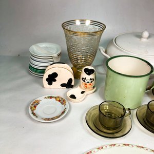 Lote de Vajilla y Artículos de Cocina: Fuente de Porcelana, Hielera, Tazas y Más - imagen 4