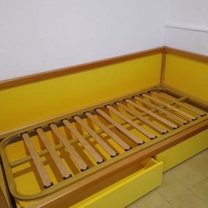 Juego Dormitorio 1 Plaza Importado: Cama con Cajones y Colchón, Cómoda 4 Cajones, Cómoda 1 Puerta, Mesa de Luz - imagen 2