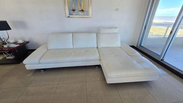 Sofá blanco cuero con respaldo con movimiento y chaise longue - imagen 2
