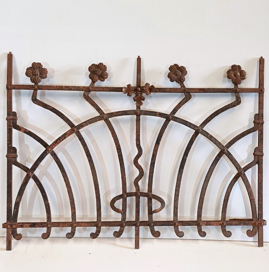 Puerta antigua de hierro con diseño curvo - imagen 3