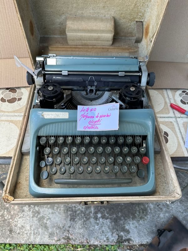 Lote siguiente: Maquina de escribir OLIVETTI con estuche