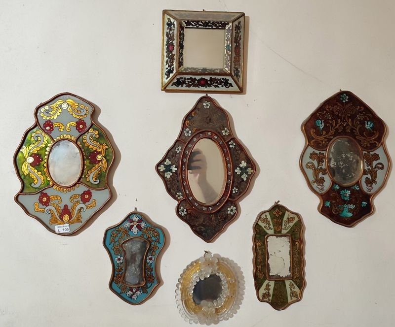 Lote siguiente: Colección de siete espejos antiguos coloreados