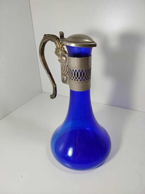 Jarra azul con tapa metálica y manija elegante - imagen 3