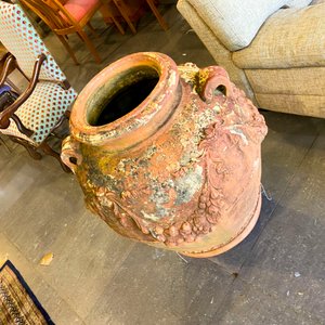 Mesa Auxiliar Estilo Clásico y Gran Tinaja Decorativa de Barro - imagen 3