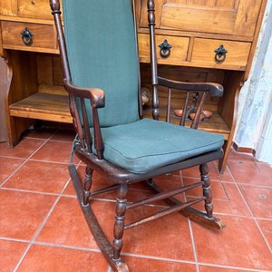 Mecedora Antigua Estilo Americano en Madera Torneada con Tapizado Verde - imagen 2