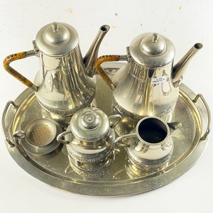 Juego de Seis Piezas Metálicas para Servir: Bandeja, Tetera, Cafetera, Azucarero, Lechera y Colador - imagen 2