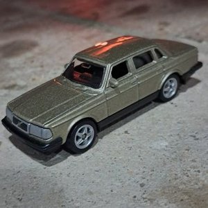 Auto Coleccionable Volvo Dorado - imagen 2