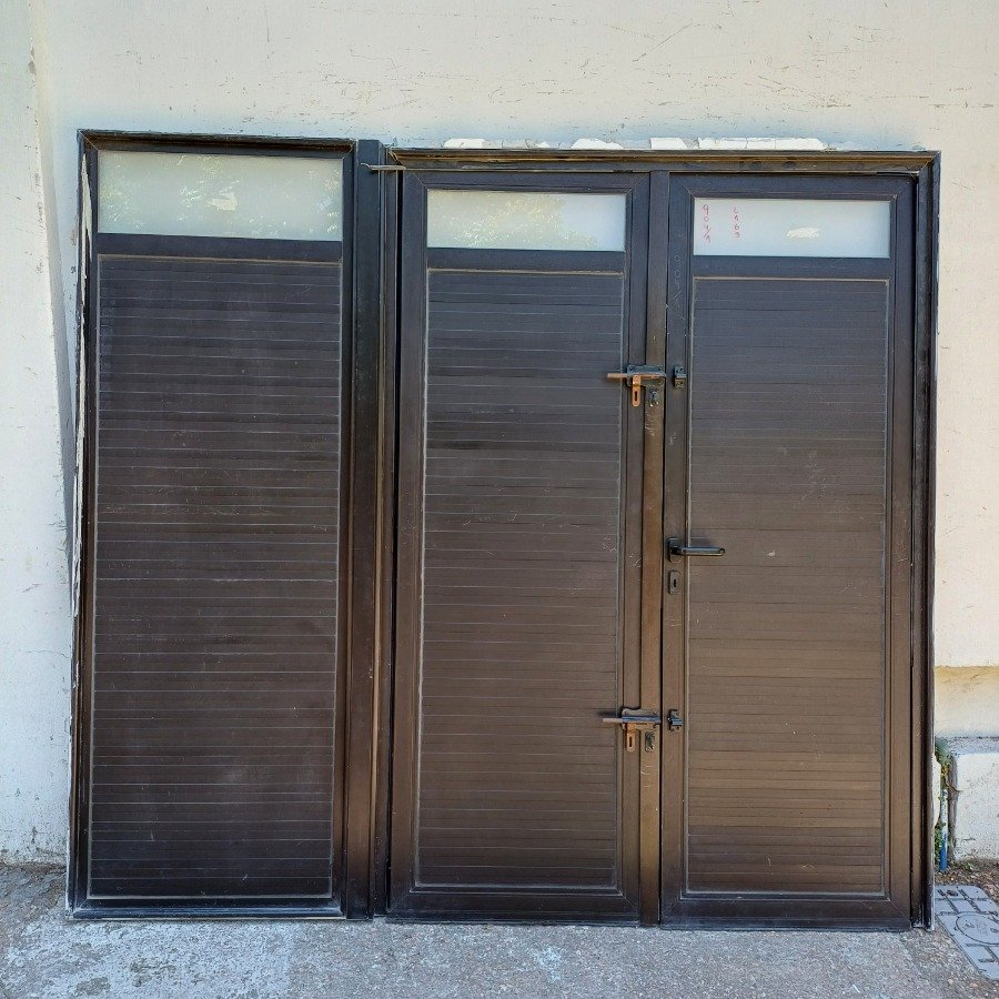 Lote anterior: Puerta de Aluminio con Tres Hojas y Marco