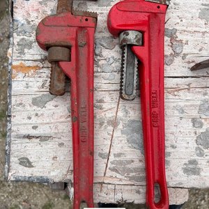 Lote siguiente: Dos llaves de tubo rojas marca Grip Well