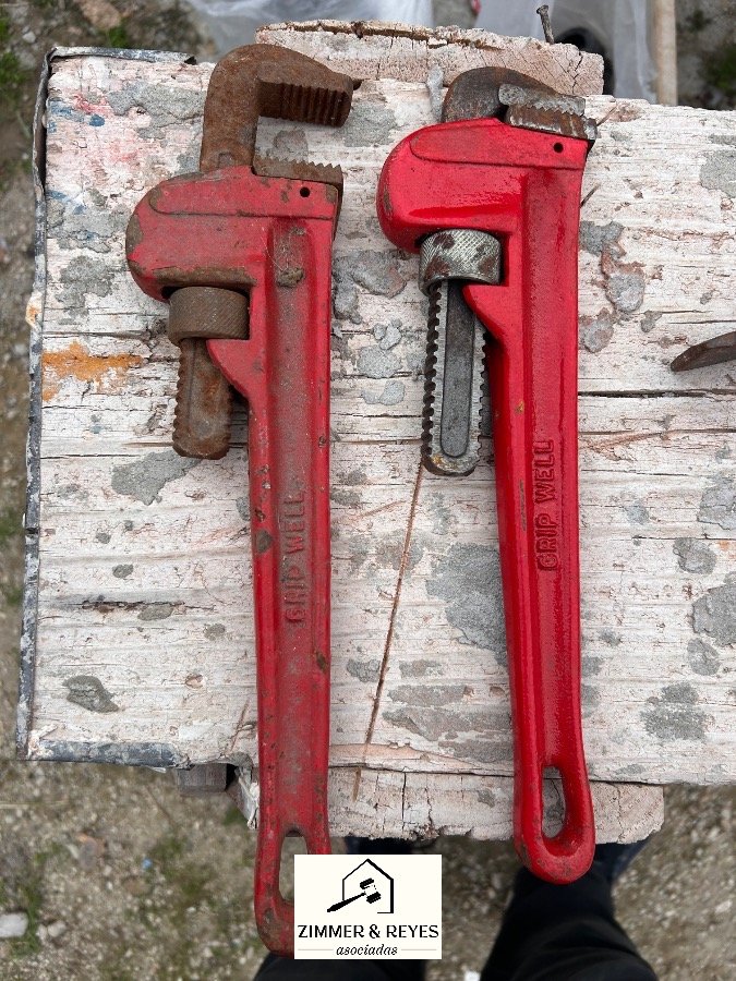 Dos llaves de tubo rojas marca Grip Well