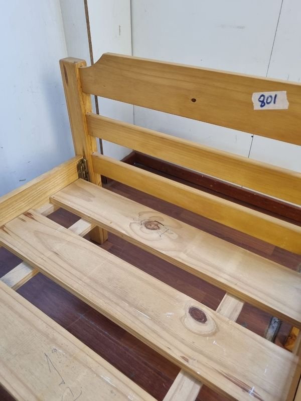 Cama de madera antigua con estructura y tablas - imagen 3