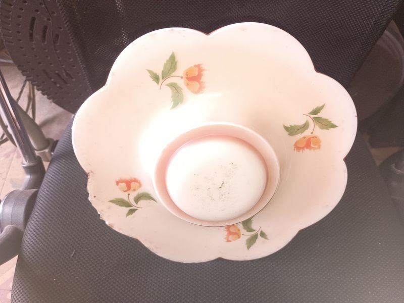 Lámpara portátil con sombra blanca y base metálica - imagen 2