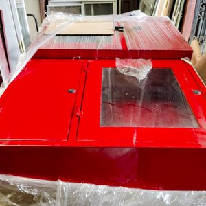 Lote siguiente: Caja Roja Metálica con Ventana y Cerradura