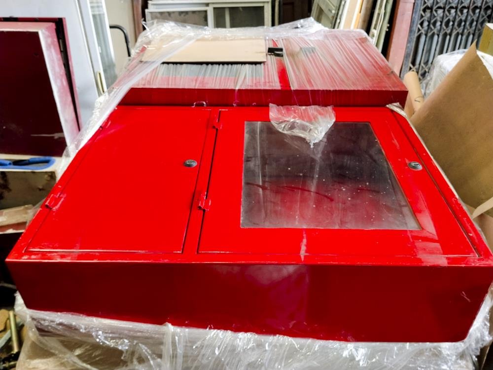 Caja Roja Metálica con Ventana y Cerradura