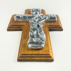 Cruz de Madera y Peltre con Diseño Religioso - imagen 2