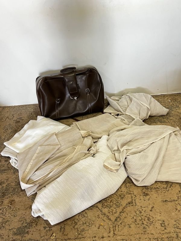 Lote anterior: Bolsa de cuero marrón y cortinas de tela beige