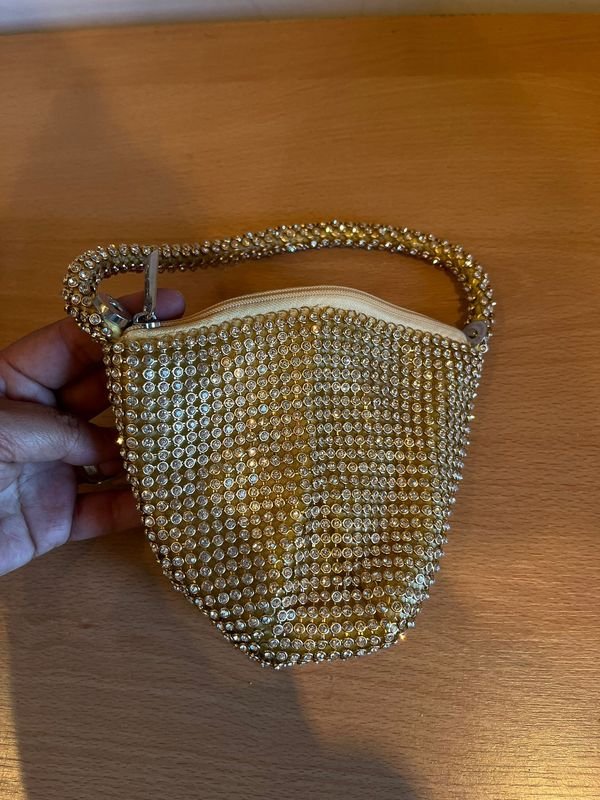 Cartera de fiesta chica con diseño de strass en dorado - imagen 2