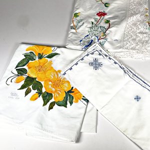 Tres Manteles Bordados y Pintados a Mano - imagen 2