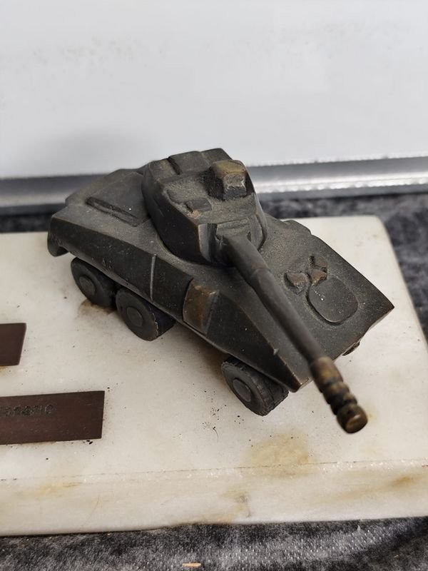 Pieza de Escritorio con Tanque de Bronce, Bandera Uruguaya y Placas Conmemorativas