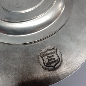 Lote de 8 piezas en platina y peltre: plato decorativo, salsera, canasto y más - imagen 7