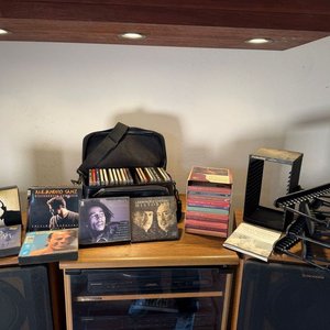 Lote siguiente: Selección de CDs de Música Variada con Estuche y Soportes