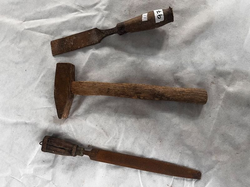 Formón, Martillo y Lima de Metal