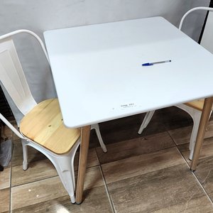 Juego Desayunador Estilo Eames: Mesa Laqueada Blanca 80x80cm con 2 Sillas Metálicas Tolix - imagen 4
