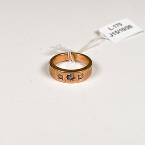 Anillo de Oro con Tres Piedras y Diseño Estrellado - imagen 2