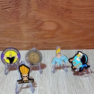 Lote de Medallas, Broches y Mini Espada Decorativa - imagen 2
