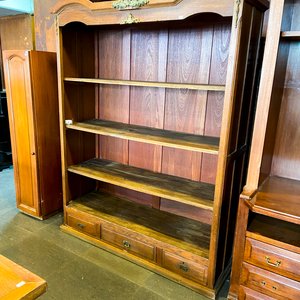 Estantería de madera con cajones y detalles ornamentales - imagen 2