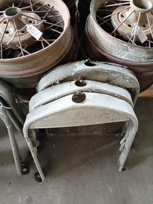 Parrilla y Ruedas Ford T Antiguas
