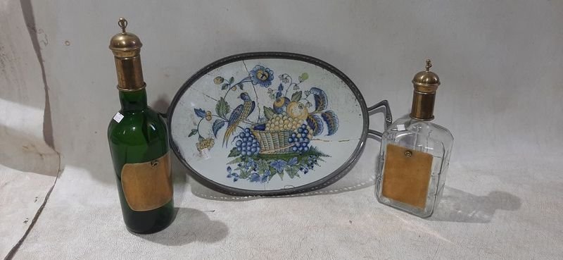 Caja antigua con botellas y jarra de porcelana - imagen 2