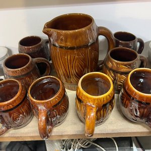 Juego de Jarra y 8 Jarros de Cerámica Esmaltada Marrón Estilo Rústico - imagen 2