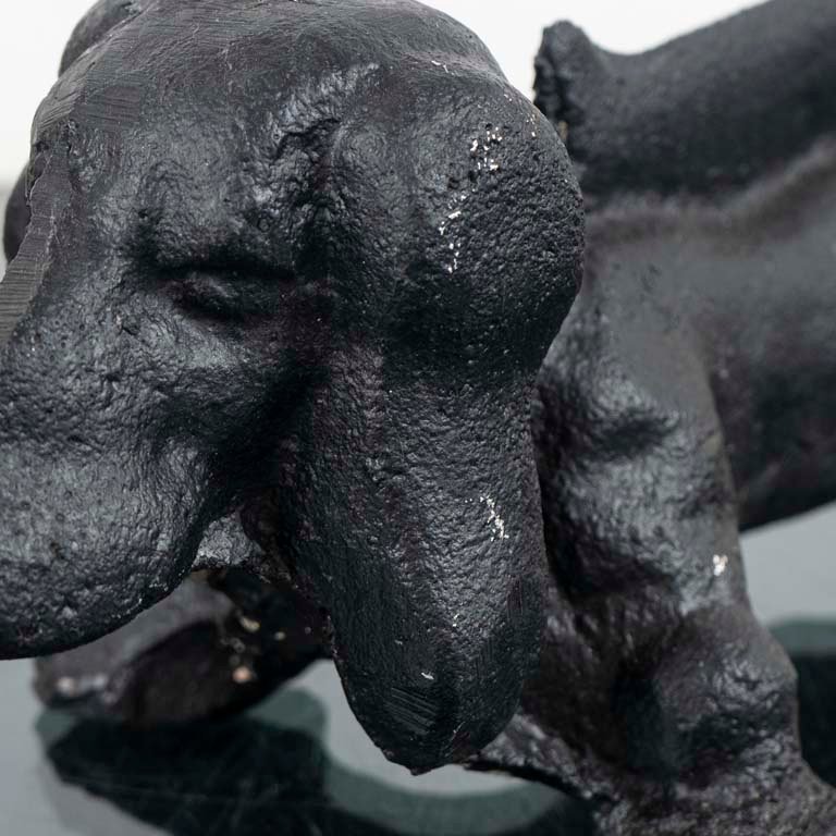 Figura de perro salchicha en metal negro - imagen 2