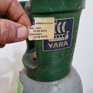 Garrafa de Gas Industrial Yara Praxair con Válvula de Bronce y Manija Protectora - imagen 3