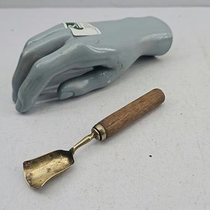 Cuchara Antigua de Bronce con Mango de Madera - imagen 1