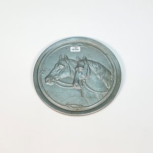 Lote siguiente: Placa Decorativa Circular de Aluminio con Caballo en Relieve