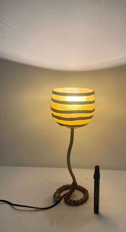 Lámpara de sobremesa con sombra de madera y base metálica - imagen 4